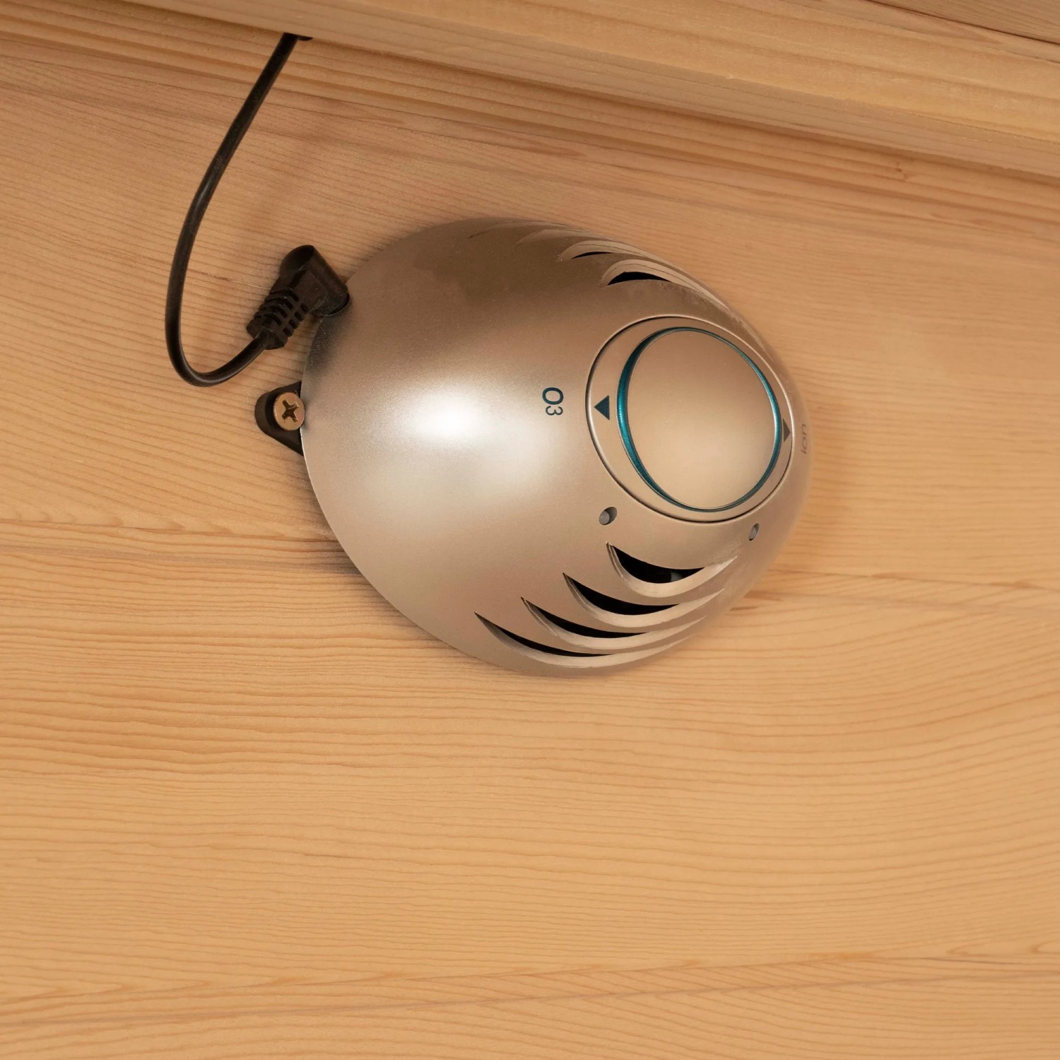 Detailaufnahme: Ionisator der Redsun Deluxe Infrarotkabine aus Tannenholz.