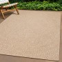 Rechteckiger vidaXL Outdoor-Teppich ZIZUR 80x200 cm in Jute-Optik mit geflochtenem Muster auf Terrasse.