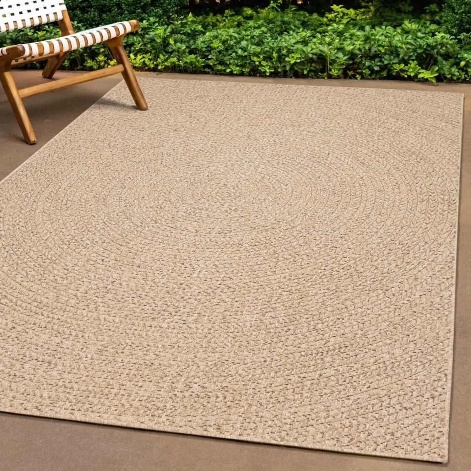 Rechteckiger vidaXL Outdoor-Teppich ZIZUR 80x200 cm in Jute-Optik mit geflochtenem Muster auf Terrasse.