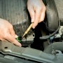 LUX Autolichtprüfer im Einsatz: Spannung prüfen im Motorraum mit 6-24V Prüfbereich.