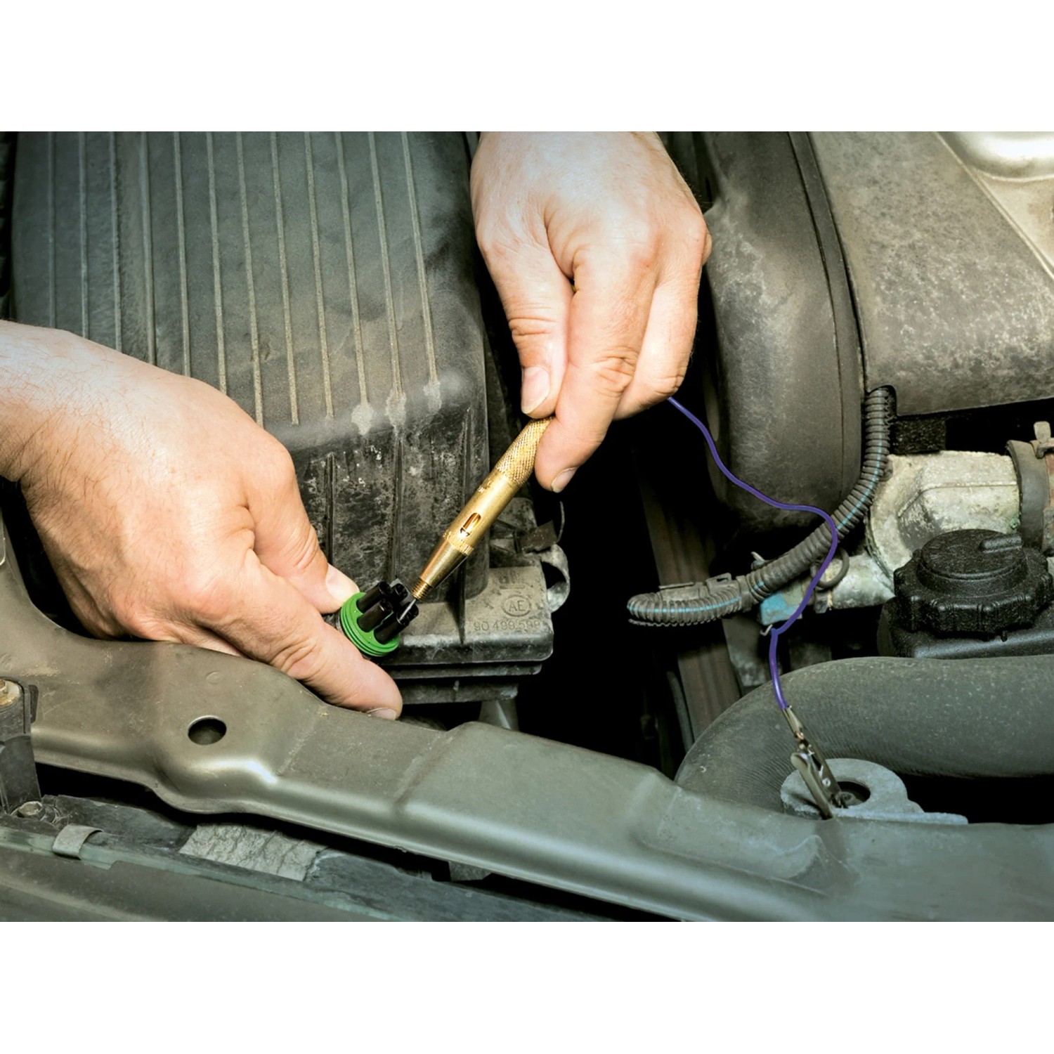 LUX Autolichtprüfer im Einsatz: Spannung prüfen im Motorraum mit 6-24V Prüfbereich.