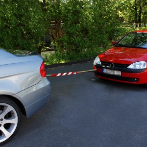 Apa Abschleppstange Snap-in zwischen zwei PKW. Abschleppstange mit rot-weißen Streifen.