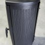 Schwarzer Plamen Gusskaminofen Gala mit 8 kW Leistung. Kaminofen aus Gusseisen mit gerundeter Form.