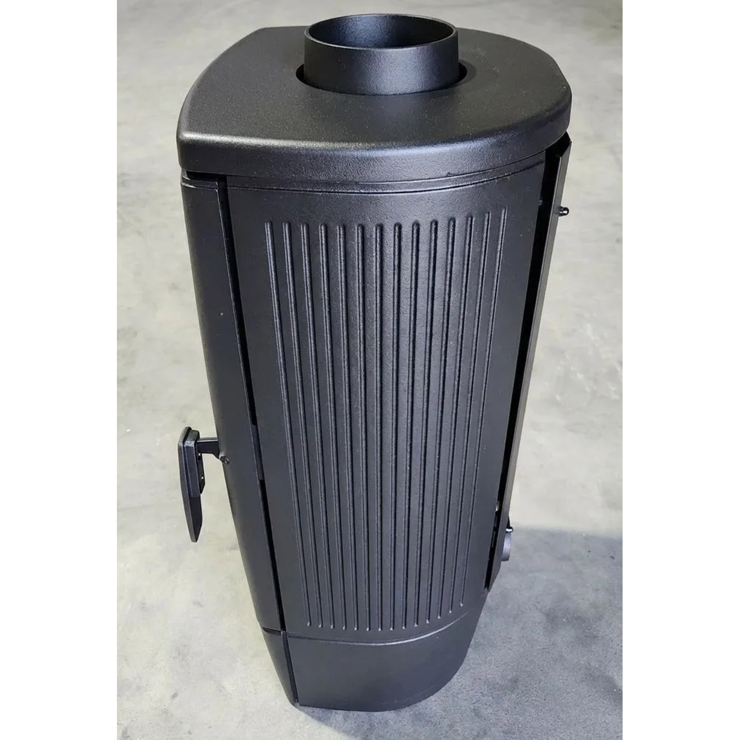 Schwarzer Plamen Gusskaminofen Gala mit 8 kW Leistung. Kaminofen aus Gusseisen mit gerundeter Form.