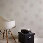 Moderne Vliestapete in Grau-Beige mit Kreismuster für Wohn- und Schlafzimmer.