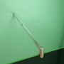Chromfarbene, ausziehbare Dusch-Stabilisierungsstange für 6-10mm Glas, an grüner Wand montiert.