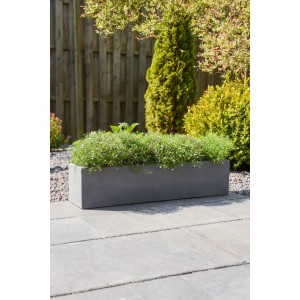 Grauer Vivanno Blumenkasten Flobo (80 cm) aus Beton mit Bepflanzung im Garten.