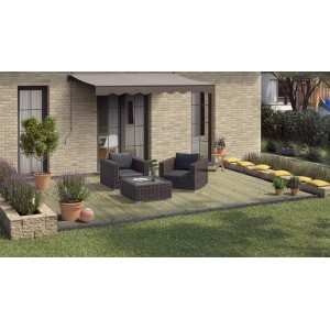 Terrasse mit grünen, druckimprägnierten Nadelholz-Terrassendielen und Sitzgruppe.