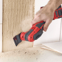 Einhell Multitool im Einsatz zum Entfernen von Fliesenkleber. Zubehör für Multifunktionswerkzeuge.