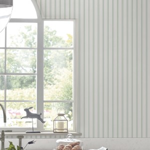 Laura Ashley Vliestapete Farnworth Stripe Sage Green: Wand mit grünen Streifen im Landhausstil.