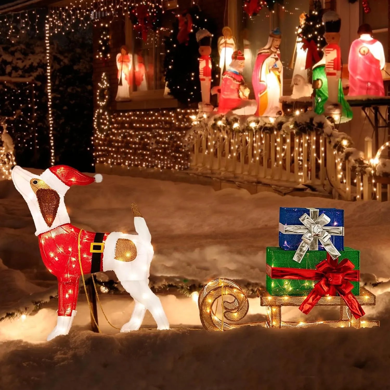 Beleuchteter Deko-Hund mit Schlitten und Geschenken als festliche Weihnachtsdekoration.