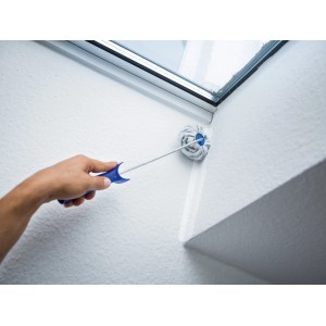LUX Eckenwalze 5 cm im Einsatz beim Streichen einer Ecke. Farbwalze mit blauem Griff.