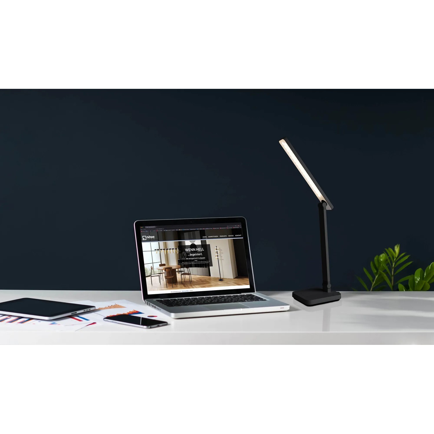 Schwarze LED-Tischleuchte Mover von Näve, flexible Schreibtischlampe mit USB-Anschluss.
