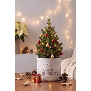Runder Keramik Übertopf Cozy Homes, weiß, mit Winterdorf-Motiv, dekoriert mit kleinem Weihnachtsbaum.