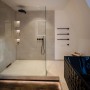 Modernes Bad mit Grosfillex GX Wall+ Creme Slate Dekor-Paneelen in der Dusche.