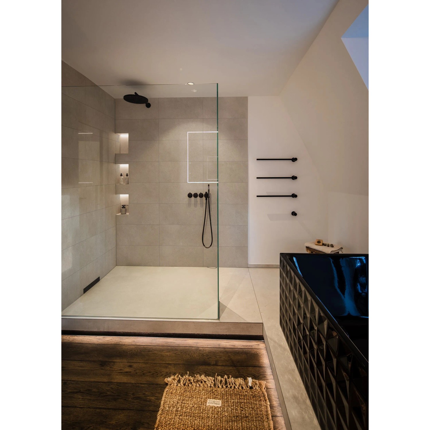 Modernes Bad mit Grosfillex GX Wall+ Creme Slate Dekor-Paneelen in der Dusche.