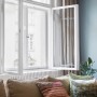 Offenes Fenster mit Bosch Smart Home Heizkörperthermostat II und Fensterkontakt im Wohnraum.