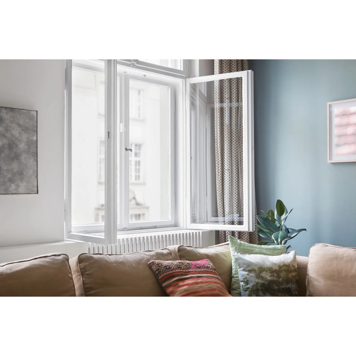 Offenes Fenster mit Bosch Smart Home Heizkörperthermostat II und Fensterkontakt im Wohnraum.