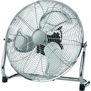 Chromfarbener Bodenventilator (Ø 45 cm) mit drei Rotorblättern und Metallgehäuse.