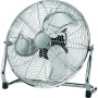 Chromfarbener Bodenventilator (Ø 45 cm) mit drei Rotorblättern und Metallgehäuse.