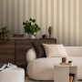Beige Sanders & Sanders Tapete mit Streifenmuster im Wohnraum.