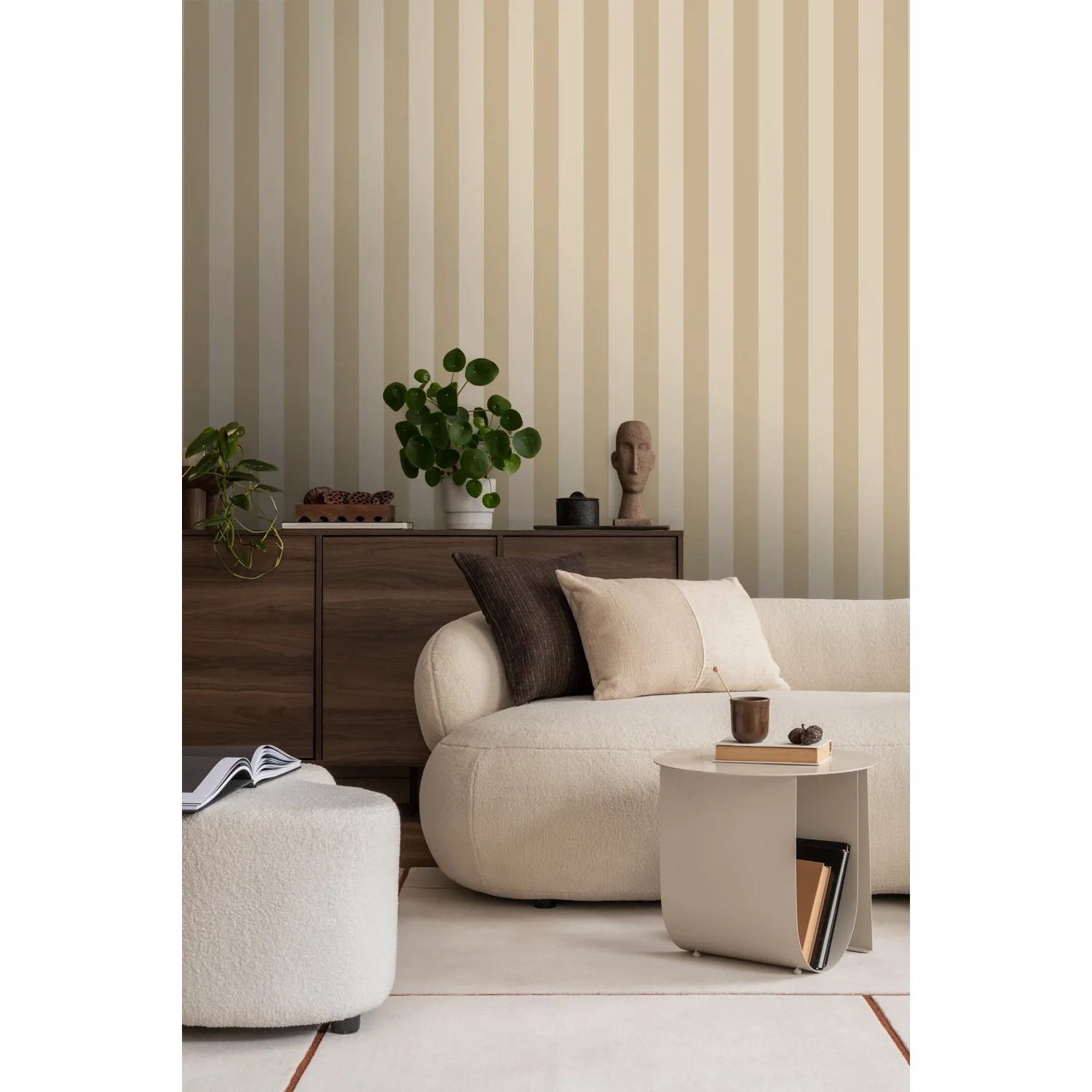 Beige Sanders & Sanders Tapete mit Streifenmuster im Wohnraum.