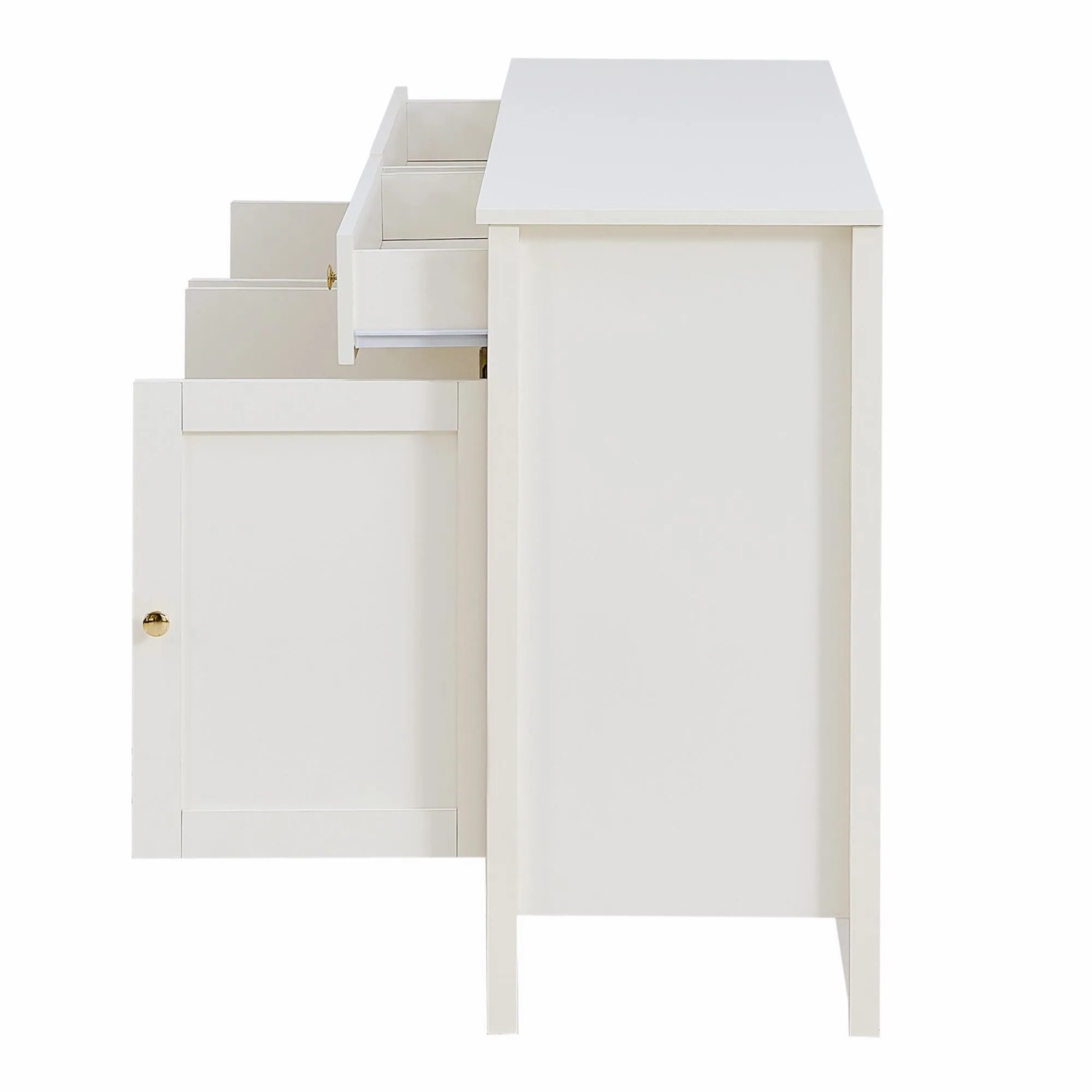 Weißes Sideboard mit offener Schublade und Tür, goldfarbenen Griffen. Moderner Wohnzimmerschrank mit Stauraum.