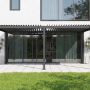 Große anthrazitfarbene MWH Pergola C110 Series 3x6m auf Terrasse. Verstellbare Lamellen für Sonnenschutz im Garten.