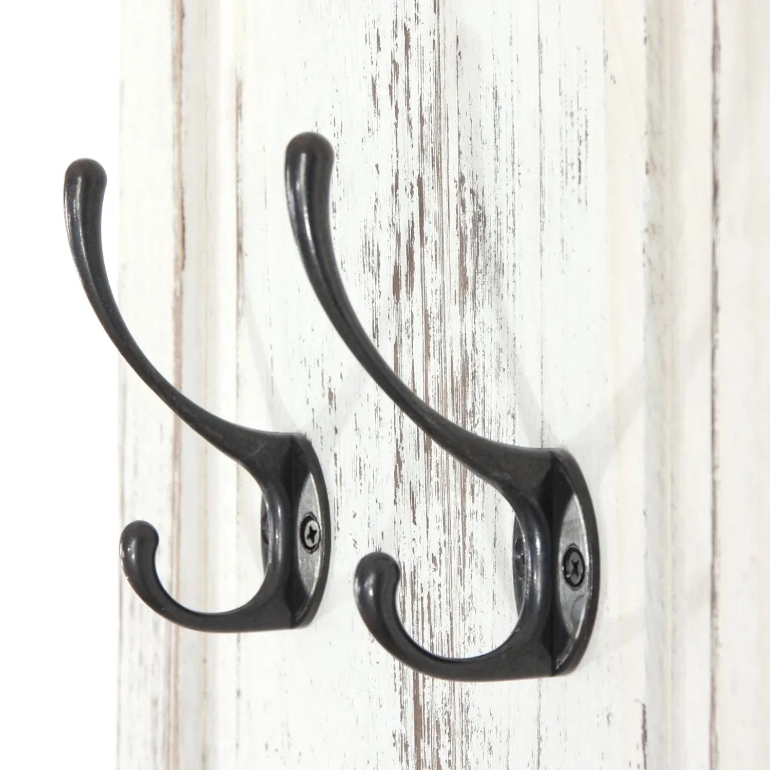 MCW Wandgarderobe H33 2er-Set Weiß Shabby mit zwei Metallhaken an weißer Holzpaneelwand.