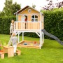 Axi Marc Spielhaus mit Rutsche, Sandkasten und Picknicktisch im Garten.