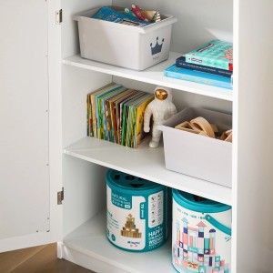Detailansicht: Weißes SoBuy Kinder Bücherregal (KMB43-W) mit Spielzeug und Büchern.