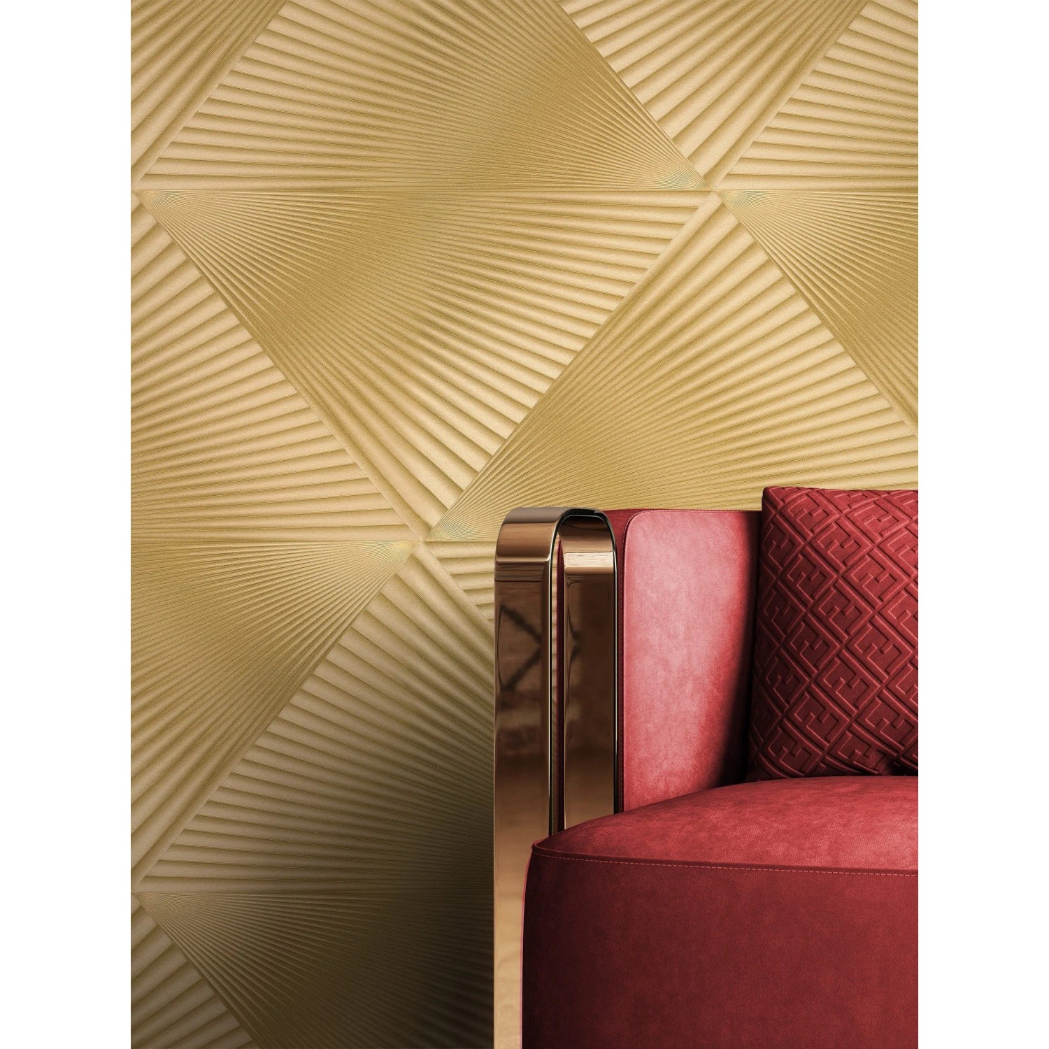 Goldene Vliestapete mit modernem, strukturiertem Grafikmuster im Wohnzimmer. Luxuriöse Wandgestaltung.