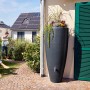 Garantia 2in1 Wasserbehälter 300 l in Grau mit Pflanzschale, im Garten mit Bewässerung