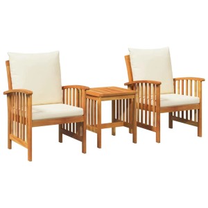 3-teiliges Garten-Lounge-Set aus Akazienholz mit cremefarbenen Kissen.
