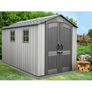 Lifetime Gerätehaus Stella 4,55 m² aus Kunststoff mit Doppeltür und zwei Fenstern im Garten.