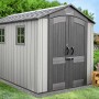 Lifetime Gerätehaus Stella 4,55 m² aus Kunststoff mit Doppeltür und zwei Fenstern im Garten.