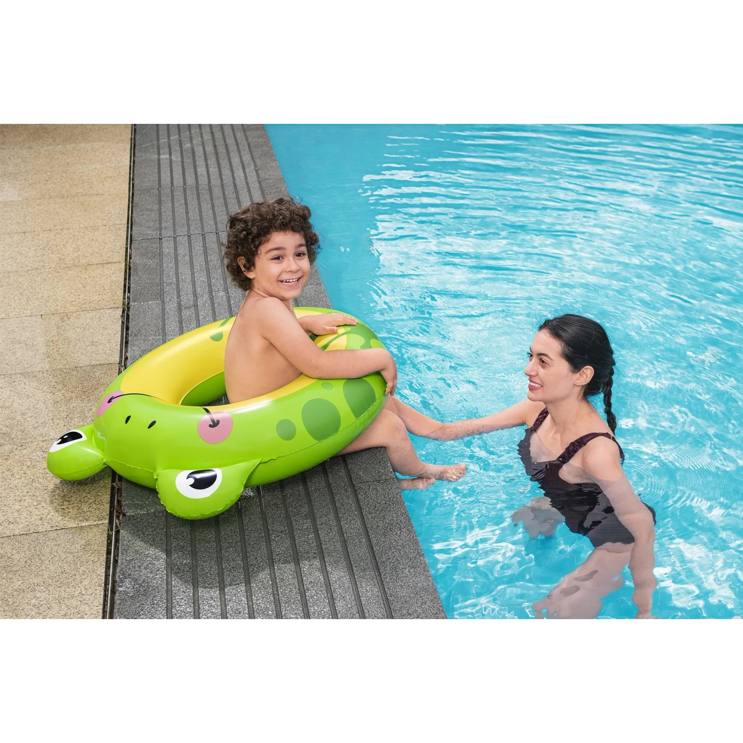 Kind mit Frosch Schwimmring Splash Pals im Pool, max. 60kg belastbar.