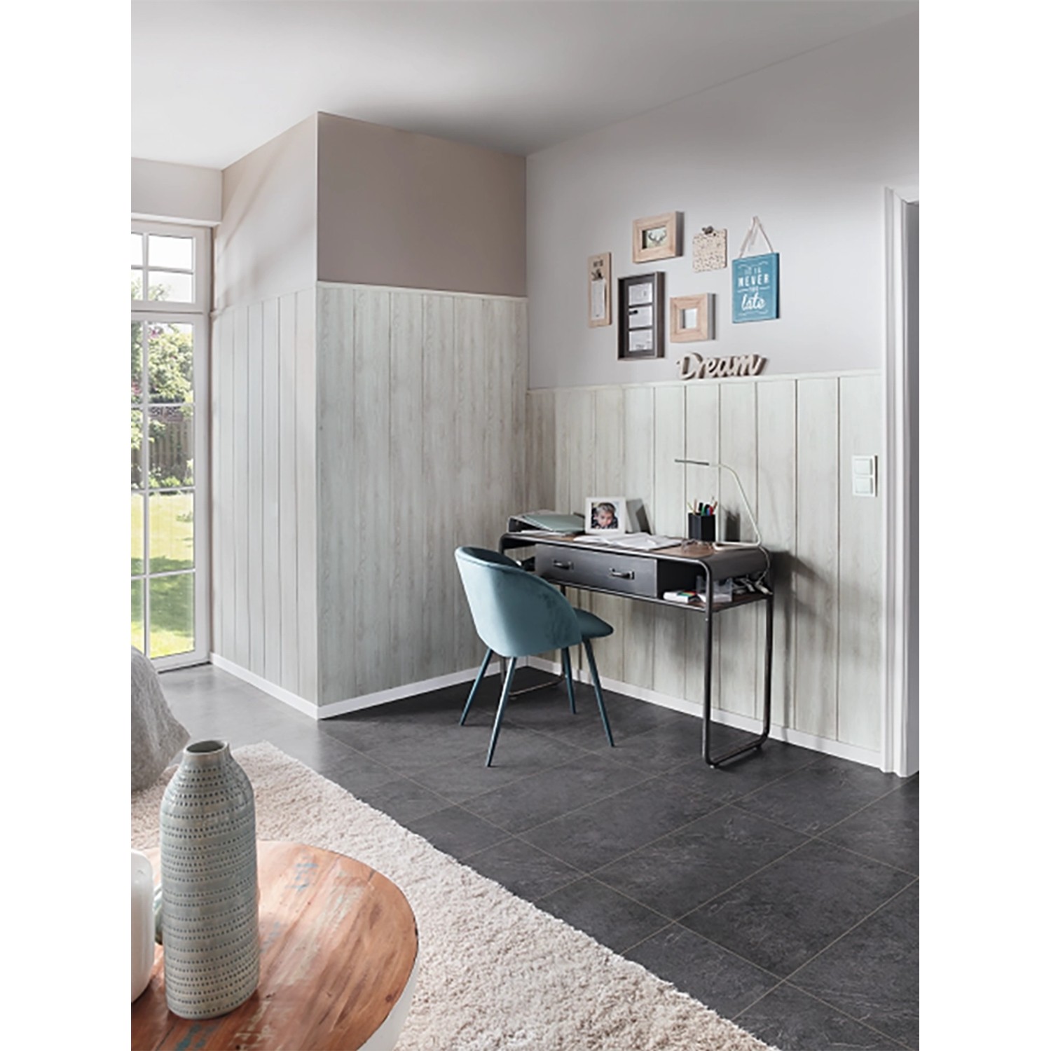 Raum mit Kronoflooring Wandpaneelen Eiche Hellgrau als Wandverkleidung hinter Schreibtisch.