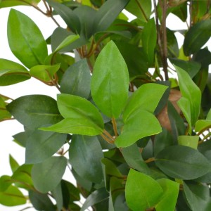 Detailaufnahme: Künstlicher Lorbeerbaum, 150 cm hoch, grüne Blätter im Topf.