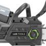 LUX-TOOLS 20V Akku-Kettensäge in Grau/Schwarz mit grünen Akzenten, eingesetztem Akku und 31 cm Schwert. Für Gartenarbeiten.