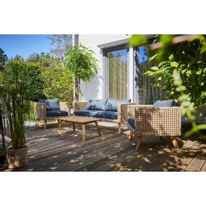 4-teiliges Lounge-Set Junee aus Polyrattan in Natur mit anthrazitfarbenen Auflagen und Holztisch.