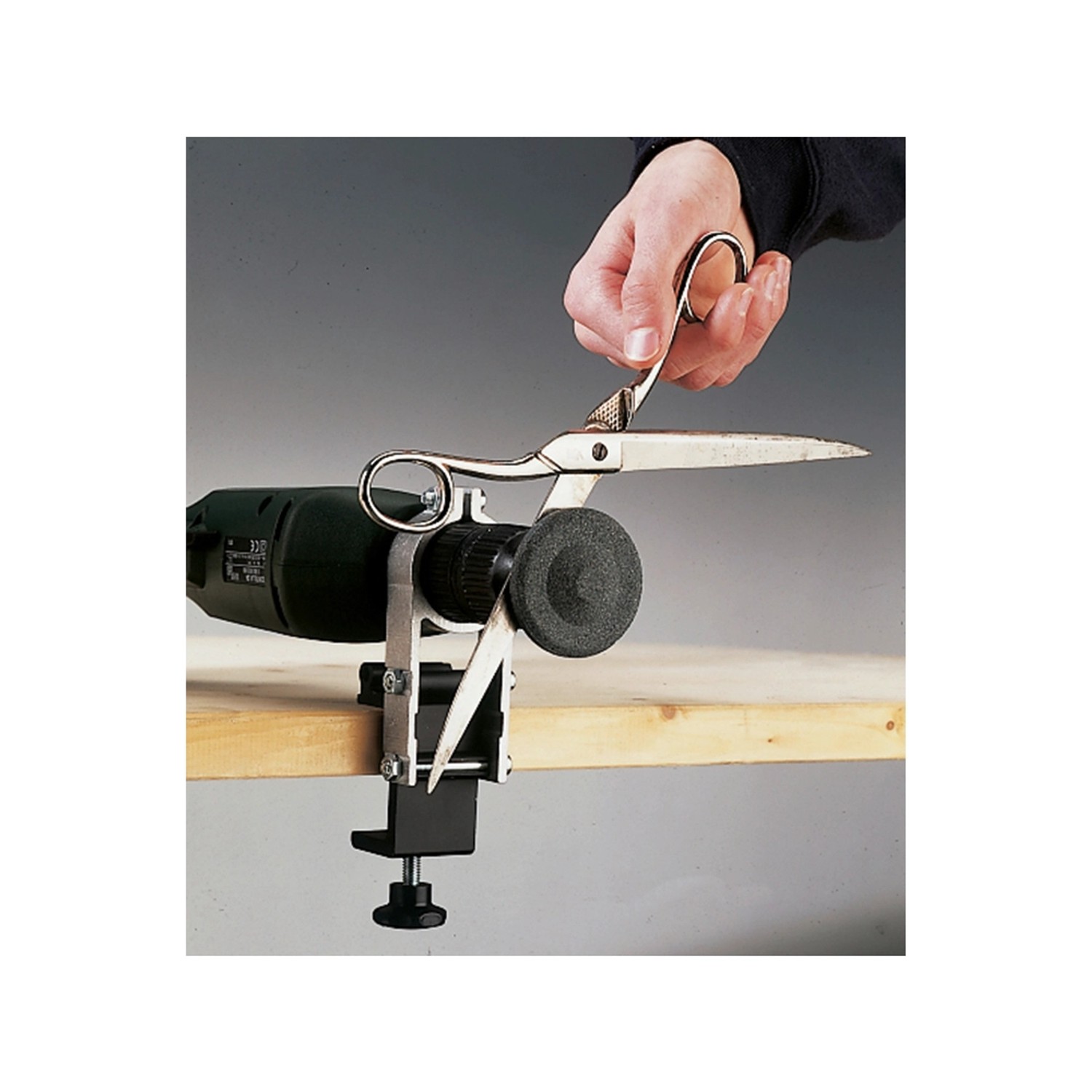 LUX Messer- und Scherenschärfer im Einsatz mit Bohrmaschine zum Schärfen einer Schere.