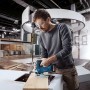 Mann sägt Holz mit Bosch Professional Akku-Stichsäge GST 18 V-125 B. Stichsäge in Blau.