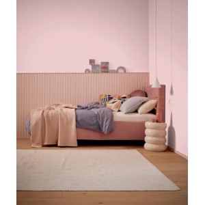 Schlafzimmer in Rosérot mit Alpina Wandfarbe Pure Farben. Bunte Wandfarbe für ein gemütliches Ambiente.