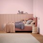 Schlafzimmer in Rosérot mit Alpina Wandfarbe Pure Farben. Bunte Wandfarbe für ein gemütliches Ambiente.