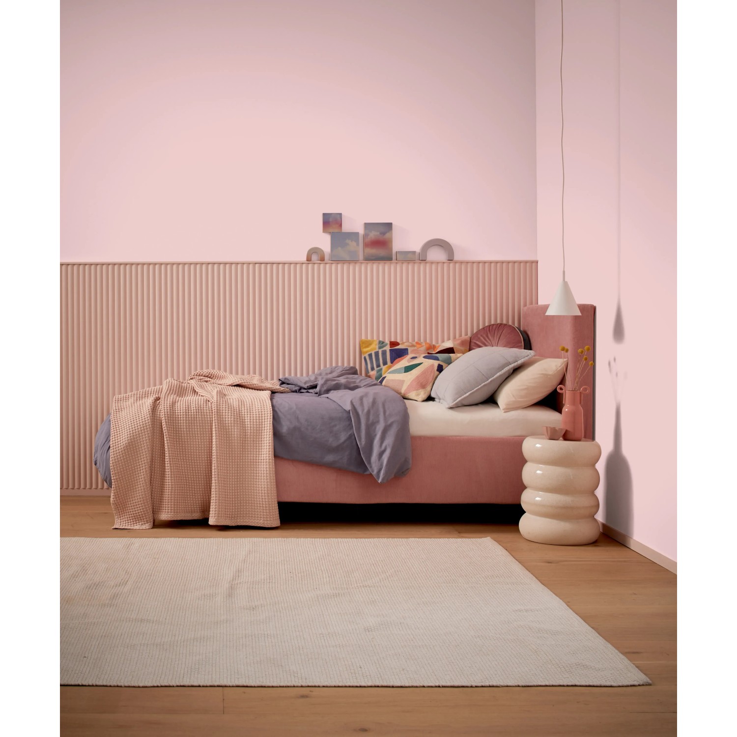 Schlafzimmer in Rosérot mit Alpina Wandfarbe Pure Farben. Bunte Wandfarbe für ein gemütliches Ambiente.