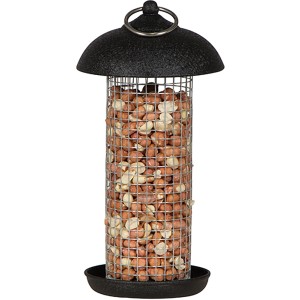 Siena Garden Vogelfutterspender aus Stahlgitter, schwarz, gefüllt mit Erdnüssen.