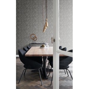 Dunkelgraue Vliestapete mit Muster alter eiserner Druckbuchstaben im Industrial Chic für Wohnräume. Dekorative Wandgestaltung.