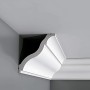 Weiße ORAC DECOR Zierleiste CB503N als Eckprofil an Wand und Decke.