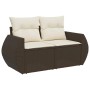 Braune 2-Sitzer Garten-Sofagarnitur aus Rattan mit cremefarbenen Kissen.